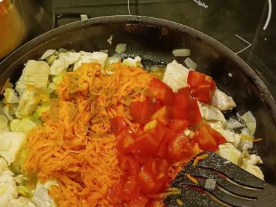 Kalakutienos, pomidorų ir morkų troškinys Žingsnis 4