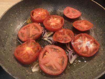 Kiaušiniai shakšuka su pomidorais, svogūnais ir prieskoniais Žingsnis 1