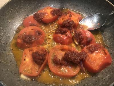 Kiaušiniai shakšuka su pomidorais, svogūnais ir prieskoniais Žingsnis 2