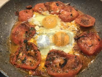 Kiaušiniai shakšuka su pomidorais, svogūnais ir prieskoniais Žingsnis 4