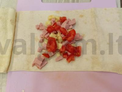 Tortilijos su sūriu, dešra ir pomidoru Žingsnis 3