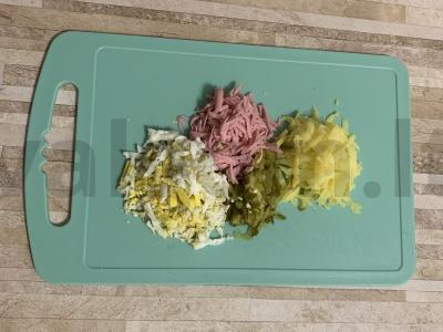 Olivje su marinuotais agurkais kremankose Žingsnis 1