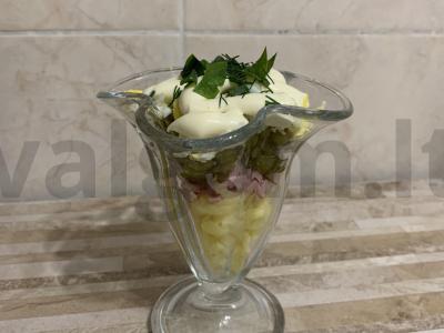 Olivje su marinuotais agurkais kremankose pagrindine nuotrauka