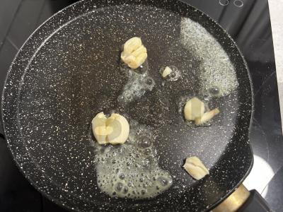 Šiltas salotas su krevetėmis ir kriaušėmis Žingsnis 1