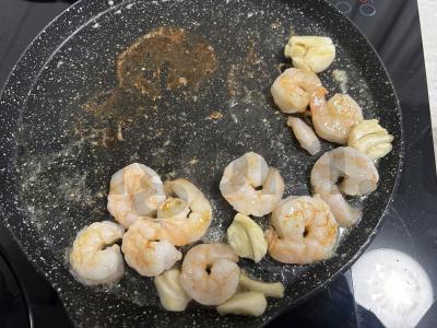 Šiltas salotas su krevetėmis ir kriaušėmis Žingsnis 2