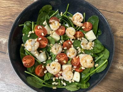 Šiltas salotas su krevetėmis ir kriaušėmis pagrindine nuotrauka