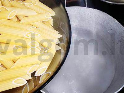 Makaronai su troškiniu „Viengungio maistas“ Žingsnis 1
