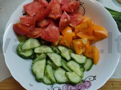 Vasaros daržovių salotas su grietine Žingsnis 1