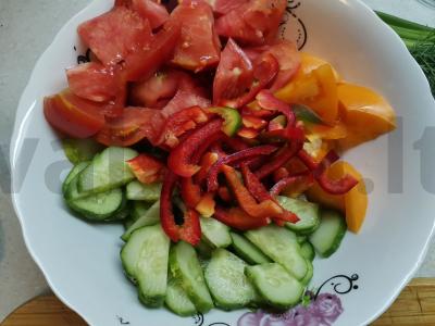 Vasaros daržovių salotas su grietine Žingsnis 2