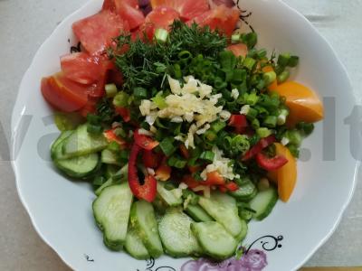 Vasaros daržovių salotas su grietine Žingsnis 3