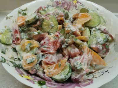 Vasaros daržovių salotas su grietine pagrindine nuotrauka