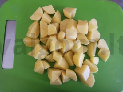 Keptas prieskoniuotas bulves su dešrelėmis Žingsnis 1