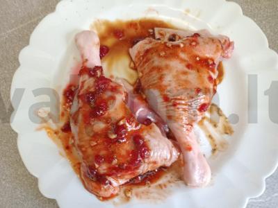 Anties šlaunelės, marinuotos su spanguolių padažu ir keptos su vaisių garnyru Žingsnis 2