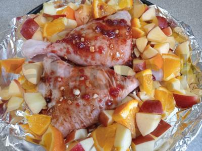 Anties šlaunelės, marinuotos su spanguolių padažu ir keptos su vaisių garnyru Žingsnis 6