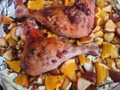 Anties šlaunelės, marinuotos su spanguolių padažu ir keptos su vaisių garnyru Žingsnis 7