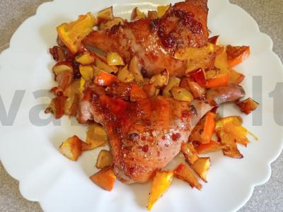 Anties šlaunelės, marinuotos su spanguolių padažu ir keptos su vaisių garnyru pagrindine nuotrauka