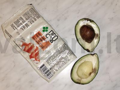 Salotos su krabų lazdelėmis avokado valtelėse Žingsnis 1