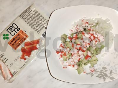 Salotos su krabų lazdelėmis avokado valtelėse Žingsnis 4