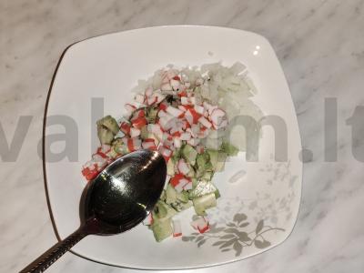 Salotos su krabų lazdelėmis avokado valtelėse Žingsnis 5