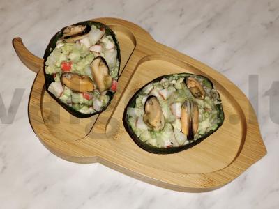 Salotos su krabų lazdelėmis avokado valtelėse pagrindine nuotrauka