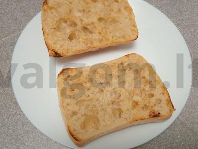 Ciabatta sumuštinis su salchichon dešra, mocarela, kiaušiniu ir pesto padažu Žingsnis 1