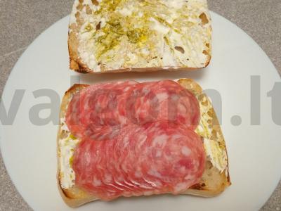 Ciabatta sumuštinis su salchichon dešra, mocarela, kiaušiniu ir pesto padažu Žingsnis 4