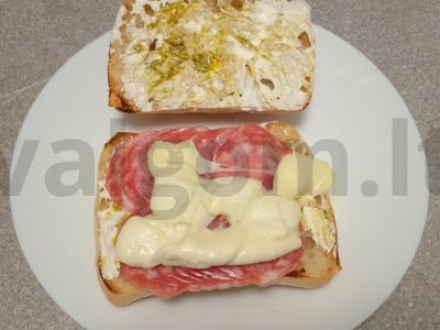 Ciabatta sumuštinis su salchichon dešra, mocarela, kiaušiniu ir pesto padažu Žingsnis 6