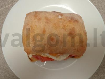 Ciabatta sumuštinis su salchichon dešra, mocarela, kiaušiniu ir pesto padažu Žingsnis 9