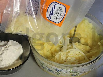 Bulvių spurgos su sūriu tempuroje su česnako sūrio padažu Žingsnis 4