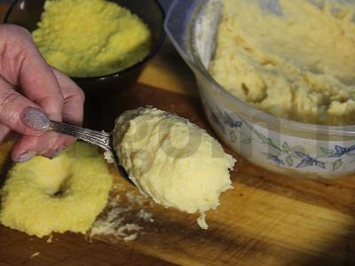 Bulvių spurgos su sūriu tempuroje su česnako sūrio padažu Žingsnis 6