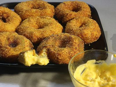 Bulvių spurgos su sūriu tempuroje su česnako sūrio padažu pagrindine nuotrauka