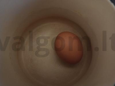 Įdarytas kiaušinis su vyšniniais pomidorais ir avokadu Žingsnis 1