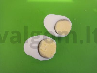 Įdarytas kiaušinis su vyšniniais pomidorais ir avokadu Žingsnis 2