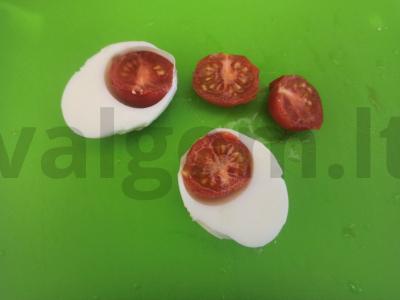 Įdarytas kiaušinis su vyšniniais pomidorais ir avokadu Žingsnis 3