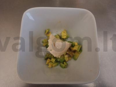 Įdarytas kiaušinis su vyšniniais pomidorais ir avokadu Žingsnis 5