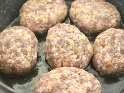 Mėsos kotletai su avižiniais dribsniais keptuvėje Žingsnis 6