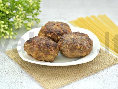 Mėsos kotletai su avižiniais dribsniais keptuvėje pagrindine nuotrauka