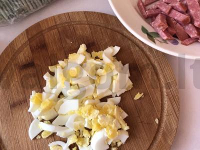 Salotas „Sotūs“ su dešra ir kiaušiniais Žingsnis 1