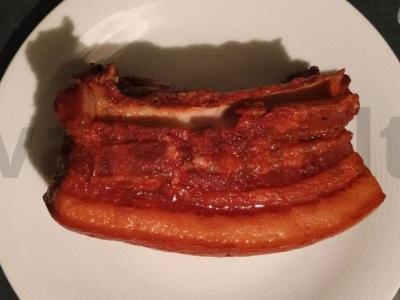 Kiaulienos krūtinėlė svogūnų lukštuose lėtoje viryklėje pagrindine nuotrauka