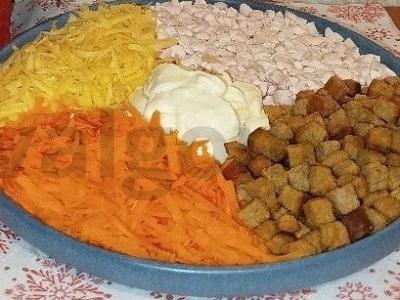 Salotas „Rusų kalvos“ su vištienos krūtinėle pagrindine nuotrauka