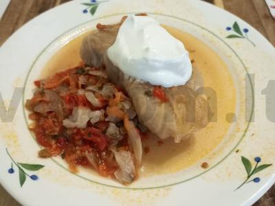 Namų kopūstai su ryžiais ir pomidorais pagrindine nuotrauka