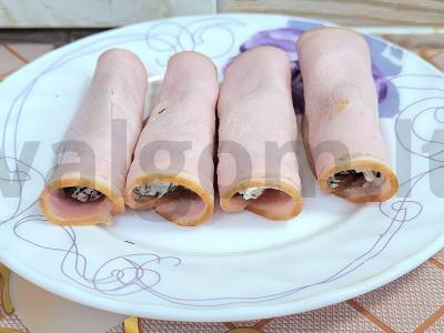 Užkandžių ritinėliai iš karbonado su varškės sūriu pagrindine nuotrauka