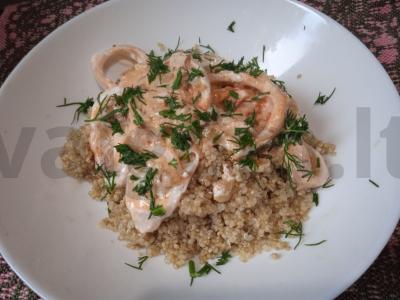 Kvinoja grietinėlės-tomato padaže su kalmarais pagrindine nuotrauka