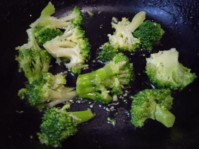 Omletas su vištiena, brokoliais, rūgštynėmis, sūriu ir pomidoru Žingsnis 1