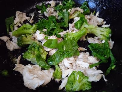 Omletas su vištiena, brokoliais, rūgštynėmis, sūriu ir pomidoru Žingsnis 2