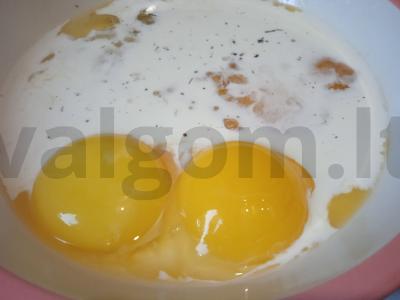 Omletas su vištiena, brokoliais, rūgštynėmis, sūriu ir pomidoru Žingsnis 3