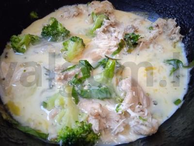 Omletas su vištiena, brokoliais, rūgštynėmis, sūriu ir pomidoru Žingsnis 4