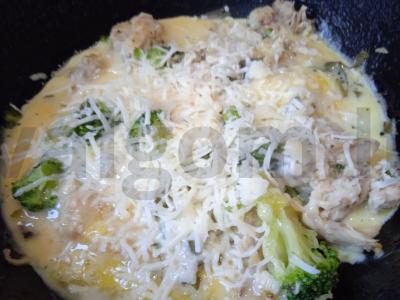 Omletas su vištiena, brokoliais, rūgštynėmis, sūriu ir pomidoru Žingsnis 5