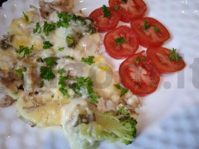 Omletas su vištiena, brokoliais, rūgštynėmis, sūriu ir pomidoru pagrindine nuotrauka