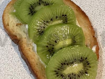 Brusketa su vištienos filė džiūvėsėliuose ir kiviais Žingsnis 5